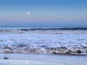 Boxing Day moon over Cresswell Beach